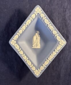 Wedgwood Jasperware lichtblauw bakje in ruitvorm 11 x 14,5 cm (godin met zuil)