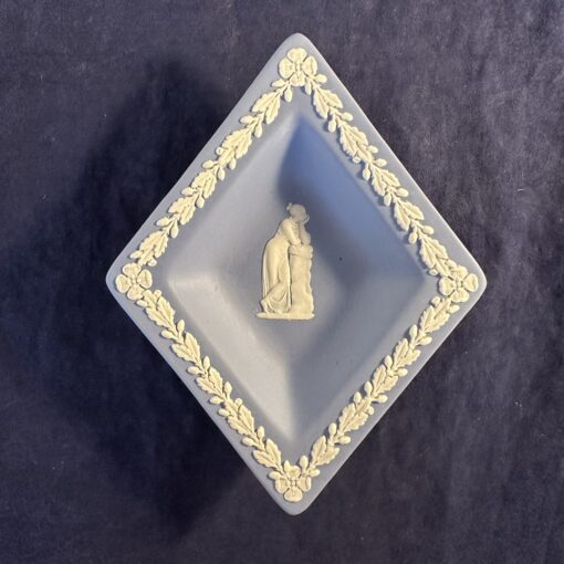 Wedgwood Jasperware lichtblauw bakje in ruitvorm 11 x 14,5 cm (godin met zuil)