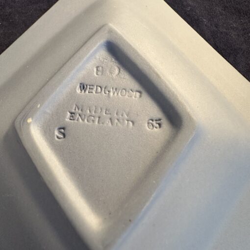 Wedgwood Jasperware lichtblauw bakje in ruitvorm 11 x 14,5 cm (godin met zuil) - Afbeelding 3