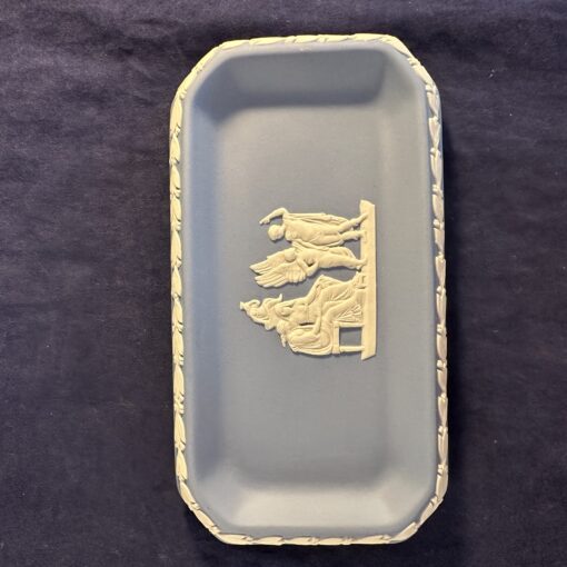 Wedgwood Jasperware lichtblauw recht schaaltje met Amor 15 x 8 cm