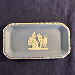 Wedgwood Jasperware lichtblauw recht schaaltje met Amor 15 x 8 cm