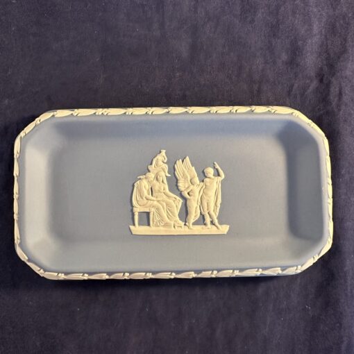 Wedgwood Jasperware lichtblauw recht schaaltje met Amor 15 x 8 cm