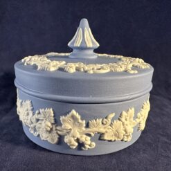 Wedgwood Jasperware lichtblauw potje met deksel hoog 6 cm, Ø 7,5 cm