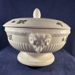 Wedgwood Moss Rose grote dekschaal met deksel, hoog 16 cm Ø 20,5 cm.