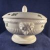 Wedgwood Moss Rose grote dekschaal met deksel, hoog 16 cm Ø 20,5 cm.