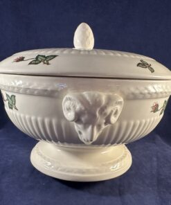 Wedgwood Moss Rose grote dekschaal met deksel, hoog 16 cm Ø 20,5 cm.