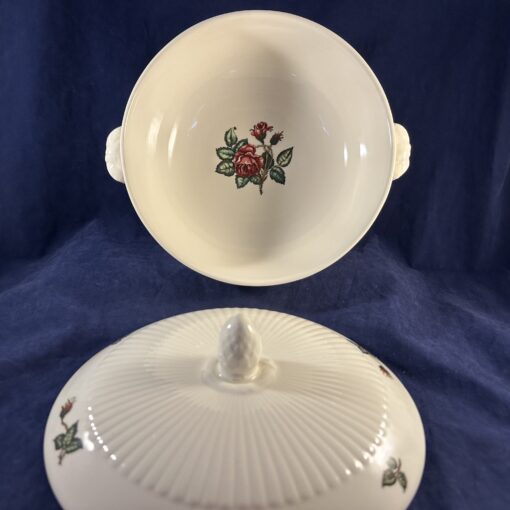 Wedgwood Moss Rose grote dekschaal met deksel, hoog 16 cm Ø 20,5 cm. - Afbeelding 4