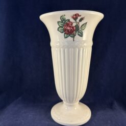 Wedgwood Moss Rose vaas hoog 22,7 cm Ø 13 cm.