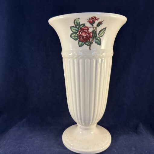 Wedgwood Moss Rose vaas hoog 22,7 cm Ø 13 cm.