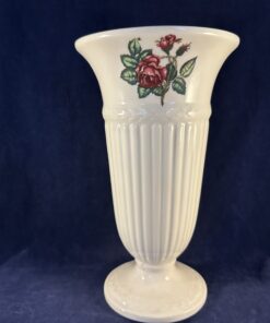 Wedgwood Moss Rose vaas hoog 22,7 cm Ø 13 cm.