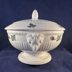 Wedgwood Moss Rose' dekschaal klein Ø 18 cm hoog 16 cm.