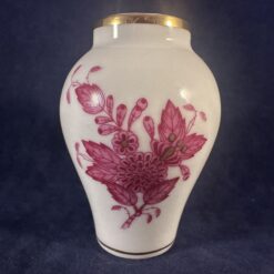 Herend Apponyi roze miniatuur vaasje nr. 7104 hoog 6,5 cm, Ø 2,5 cm