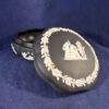 Wedgwood Jasperware zwart potje met deksel hoog 5 cm, Ø 12 cm