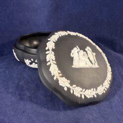 Wedgwood Jasperware zwart potje met deksel hoog 5 cm, Ø 12 cm