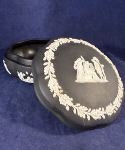 Wedgwood Jasperware zwart potje met deksel hoog 5 cm, Ø 12 cm