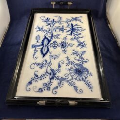 Eiken dienblad met metalen grepen blauw zwiebelmuster 53 x 35 cm