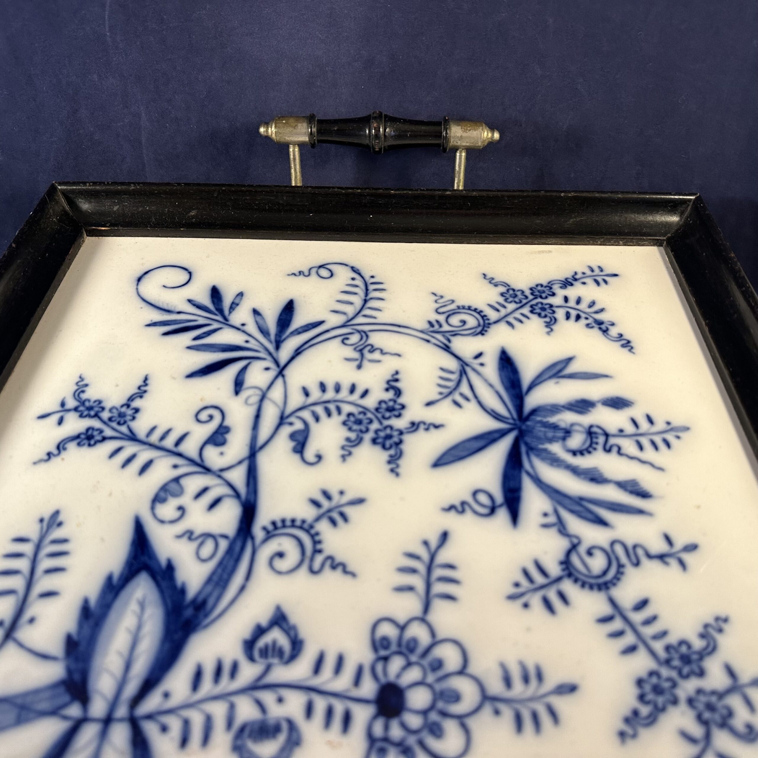 Eiken dienblad met metalen grepen blauw zwiebelmuster 53 x 35 cm - Afbeelding 2