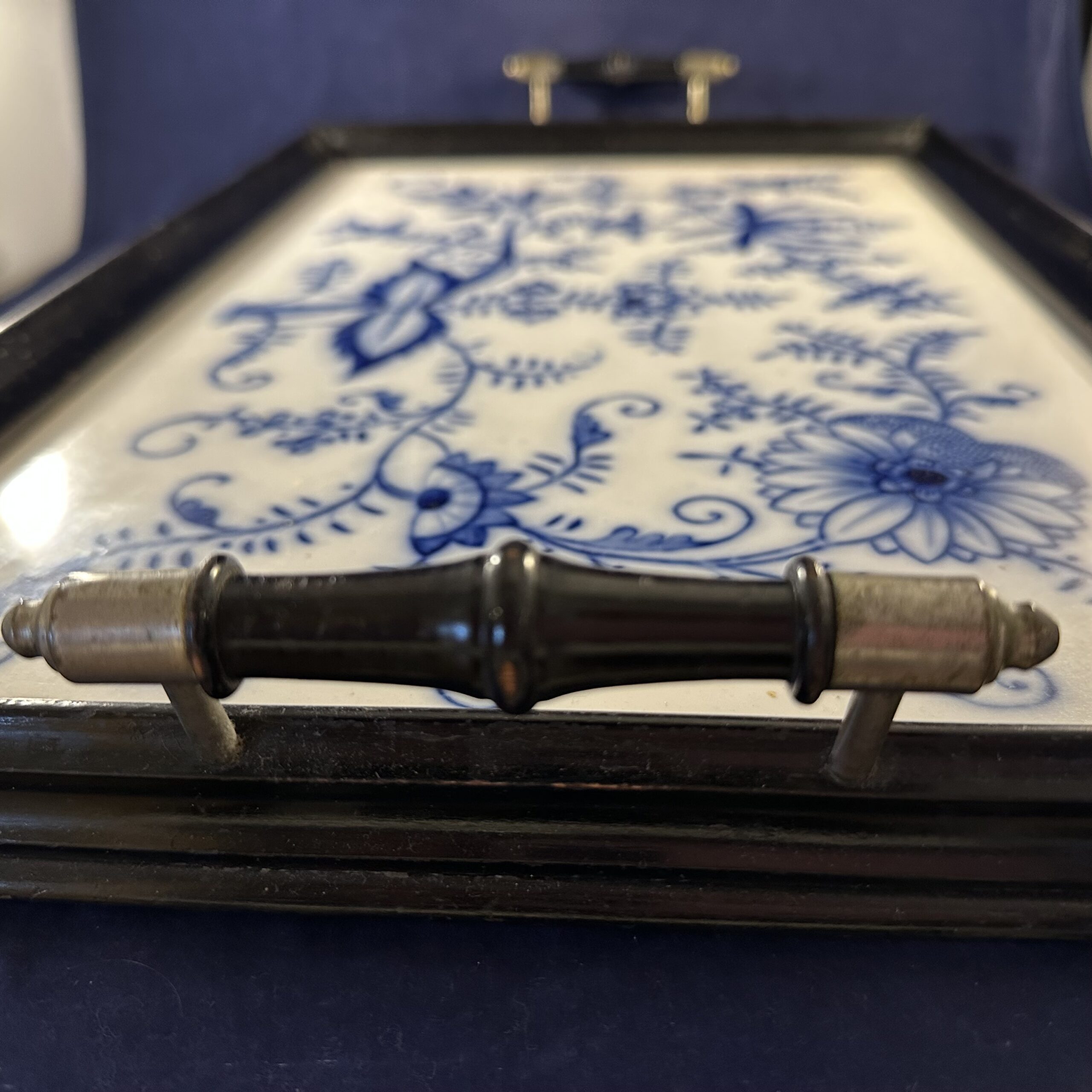 Eiken dienblad met metalen grepen blauw zwiebelmuster 53 x 35 cm - Afbeelding 3