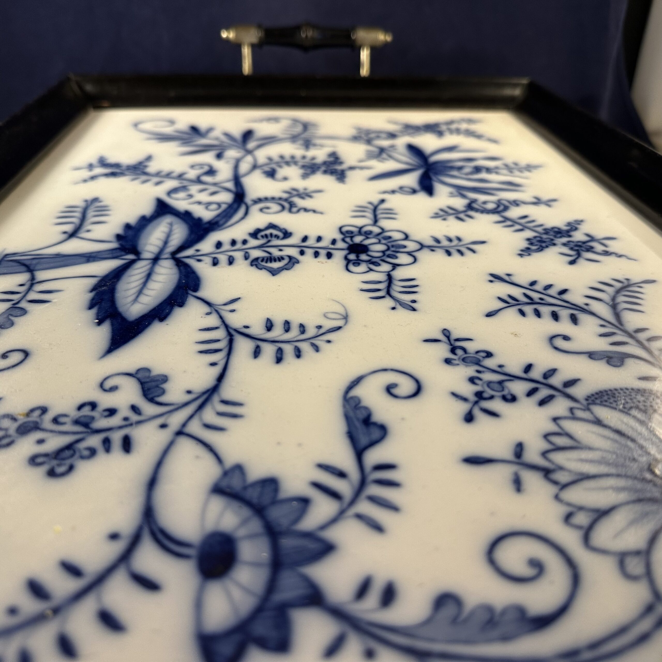 Eiken dienblad met metalen grepen blauw zwiebelmuster 53 x 35 cm - Afbeelding 4