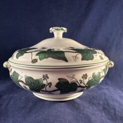 Wedgwood 'Napoleon Ivy' dekschaal Ø 21 cm hoog 14 cm.