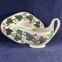Wedgwood 'Napoleon Ivy' sauskom op losse schotel 