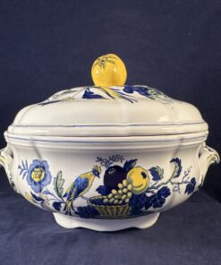 Spode 'Blue Bird' dekschaal Ø 20 cm, hoog 17 cm.