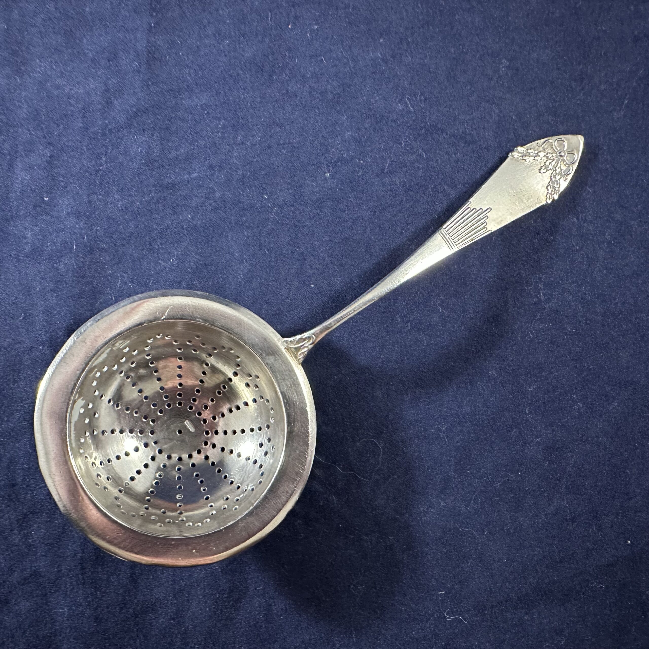 Kempen en Begeer zilver theezeefje met lekbakje 2de gehalte 66 gram - Afbeelding 4