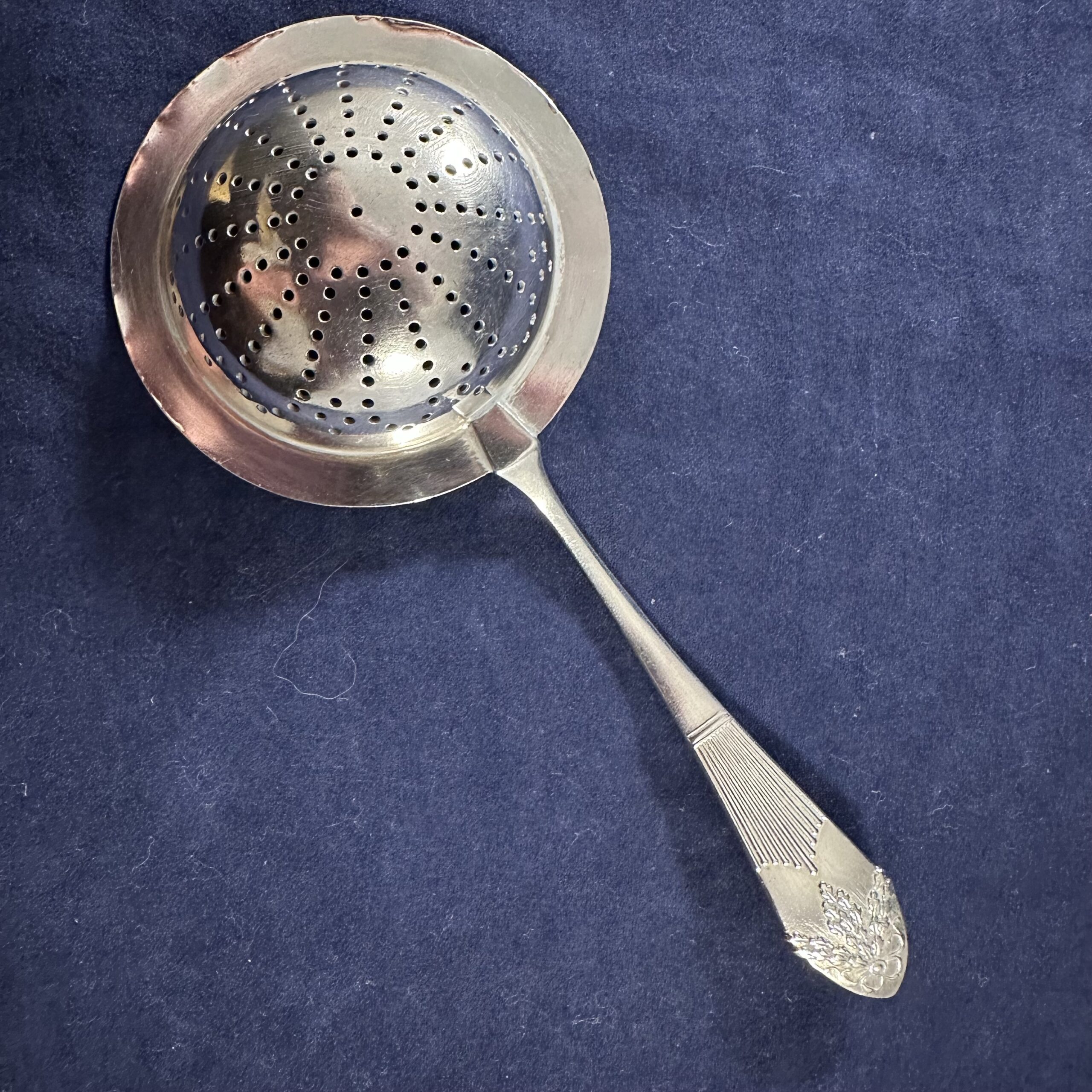 Kempen en Begeer zilver theezeefje met lekbakje 2de gehalte 66 gram - Afbeelding 3