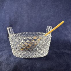 Ovaal geslepen kristallen zoutbakje met parelmoeren schepje. 5 x 3 cm.