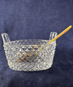 Ovaal geslepen kristallen zoutbakje met parelmoeren schepje. 5 x 3 cm.