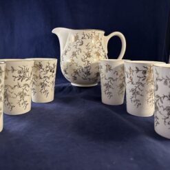 Petrus Regout melkkan Ø 11 cm hoog 16 cm met 6 bekers hoog 10,4 cm. Ø 7,5 cm.