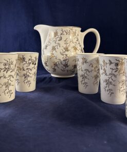 Petrus Regout melkkan Ø 11 cm hoog 16 cm met 6 bekers hoog 10,4 cm. Ø 7,5 cm.