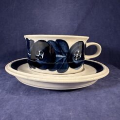 Arabia Finland 'Rosmarin' handgeschilderde kop en schotel, gesigneerd Ulla Procope (blauw), hoog 5,5 cm Ø 10 cm