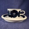 Arabia Finland 'Anemone' handgeschilderde espresso kop en schotel, gesigneerd Ulla Procope (blauw)