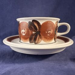 Arabia Finland 'Rosmarin' handgeschilderde kop en schotel, gesigneerd Ulla Procope (bruin), hoog 5,5 cm Ø 10 cm