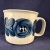 Arabia Finland 'Anemone' handgeschilderde mok/beker, gesigneerd Ulla Procope (blauw), hoog 8,5 cm Ø 10 cm