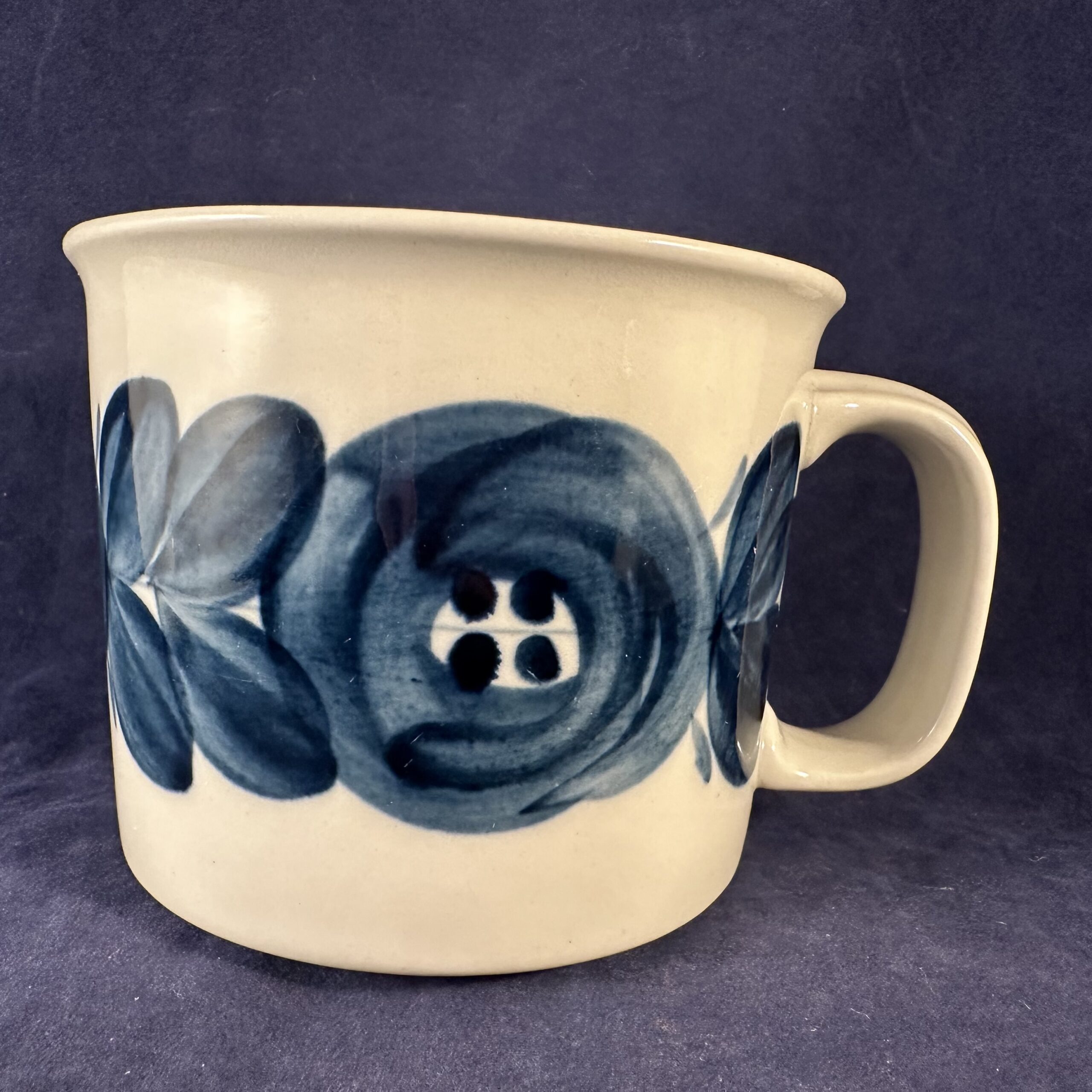 Arabia Finland 'Anemone' handgeschilderde mok/beker, gesigneerd Ulla Procope (blauw), hoog 8,5 cm Ø 10 cm