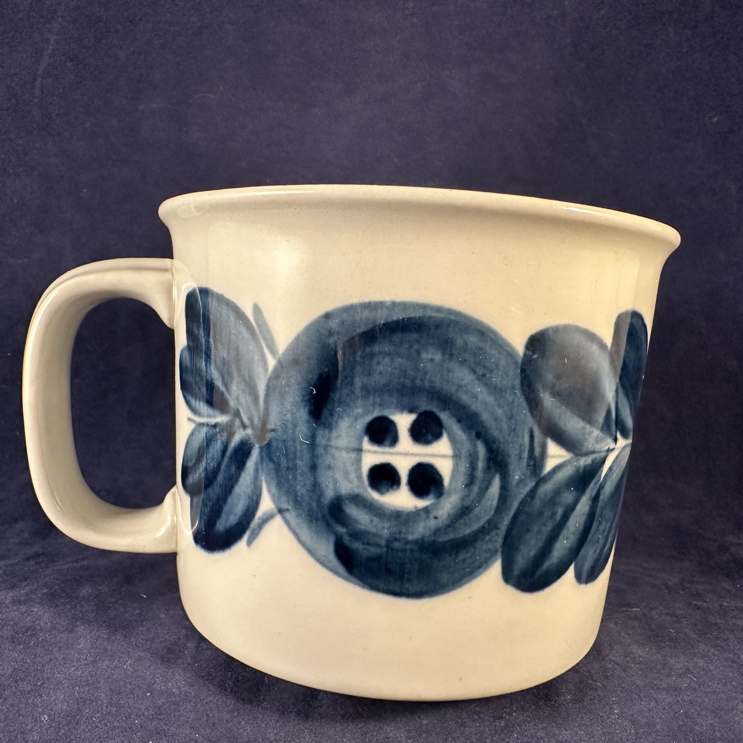 Arabia Finland 'Anemone' handgeschilderde mok/beker, gesigneerd Ulla Procope (blauw), hoog 8,5 cm Ø 10 cm - Afbeelding 3