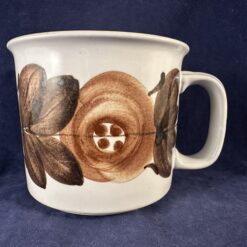 Arabia Finland 'Rosmarin' handgeschilderde mok/beker, gesigneerd Ulla Procope (bruin), hoog 8,5 cm Ø 10 cm