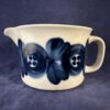 Arabia Finland 'Anemone' handgeschilderde roomkan, gesigneerd Ulla Procope, hoog 6,8 cm (blauw)