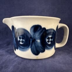 Arabia Finland 'Anemone' handgeschilderde roomkan, gesigneerd Ulla Procope, hoog 6,8 cm (blauw)