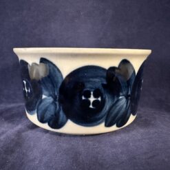Arabia Finland 'Anemone' handgeschilderd schaaltje, gesigneerd Ulla Procope,Ø 10 cm hoog 5,5 cm (blauw)