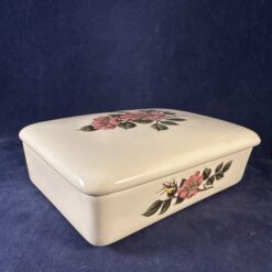 Wedgwood 'Briar rose' lepeldoosje met deksel 13,5 x 10 cm hoog 4 cm.