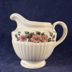 Wedgwood Briar Rose klein roomkannetje hoog 7,5 cm.