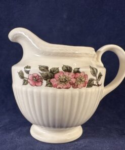 Wedgwood Briar Rose klein roomkannetje hoog 7,5 cm.
