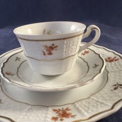 Heinrich 'Alegre' ontbijtsetje bestaande uit bord, kop en schotel met roestrood/ goud motief, hoog 5,4 cm, Ø kopje 8 cm Ø bord 20 cm.