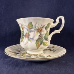 Royal Albert 'Trillium 2' dameskop en schotel Ø 7,3 cm hoog 7,7 cm.