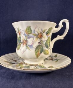 Royal Albert 'Trillium 2' dameskop en schotel Ø 7,3 cm hoog 7,7 cm.
