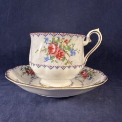 Royal Albert 'Petit point china' herenkop en schotel, Ø kopje 7,5 cm, hoog 8 cm.