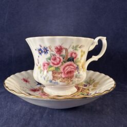 Royal Albert 'Basket of Roses' herenkop en schotel Ø kop 8,8 cm, hoog 7 cm